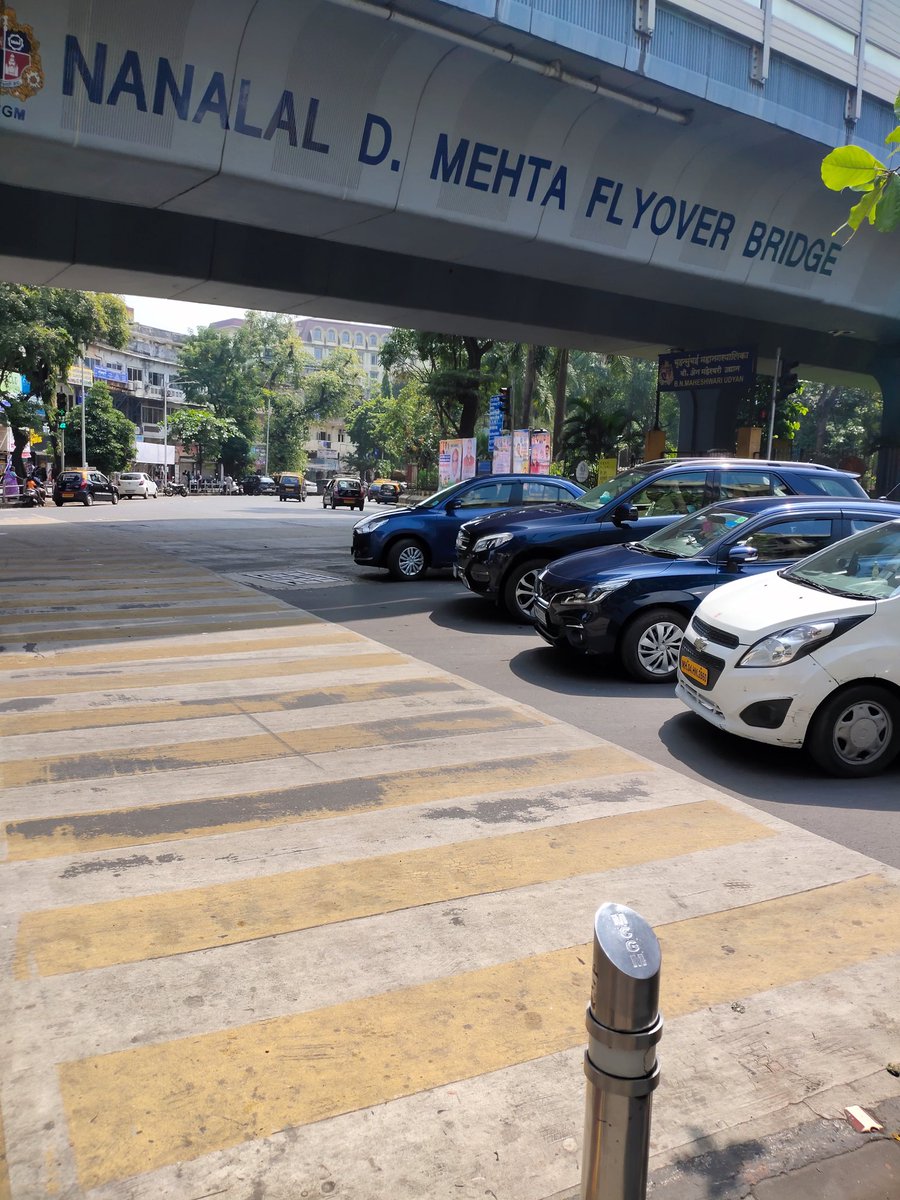 These are rare sights in #Mumbai Respecting the Zebra Crossing.. #TrafficDiscipline . . .