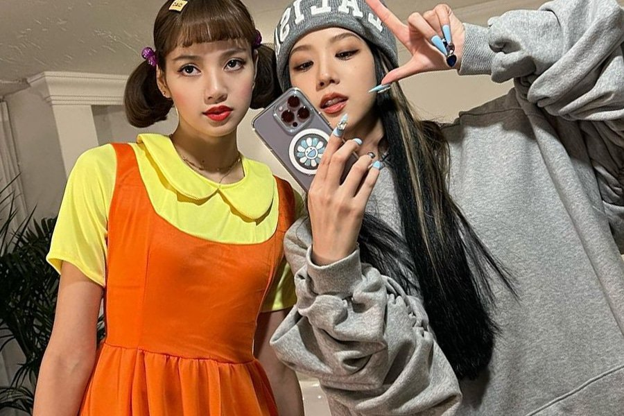 1 year ago today, BLACKPINK's Lisa dressed up as Red Light, Green Light  girl from Squid Game while Jisoo was a carbon cut out of Lisa.