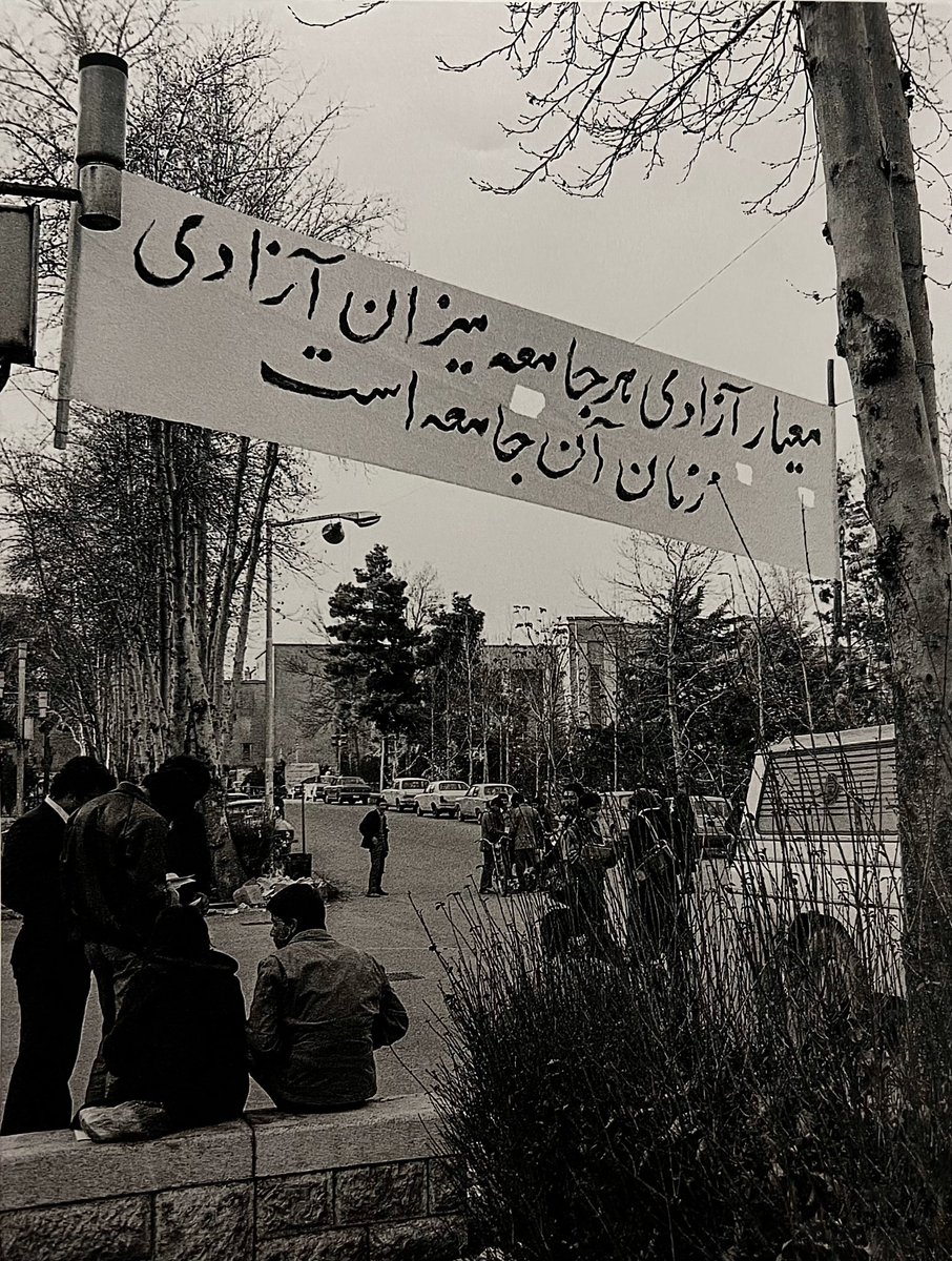 IranHistoryPics's tweet image. «معیار آزادی هر جامعه میزان آزادی زنان آن جامعه است»
اعلان نصب شده در ورودی یکی از دانشکده‌های دانشگاه تهران
روز جهانی زن
١٧ اسفند ١٣۵٩
عکس از مریم زندی
#مهسا_امینی