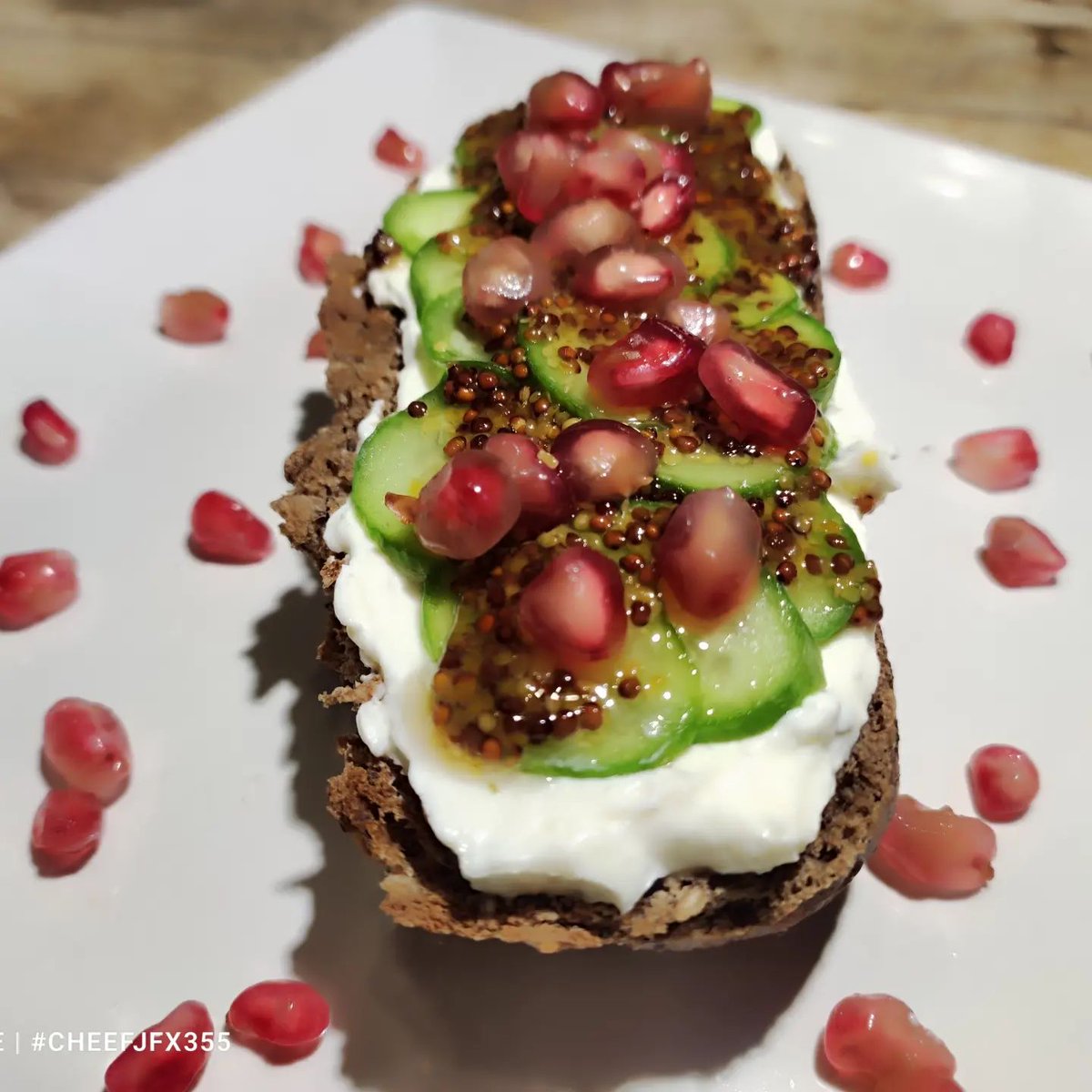 Otra propuesta de #tosta elaborada por Francisco Javier Chamorro que te encantará:

🥖 Hogaza de centeno tostada
🧀 Queso Cremette a las finas hiervas
🥒 Pepinos #mycubies
- Granada de Km0
- Vinagreta hecha con mostaza a la antigua y sirope de agave