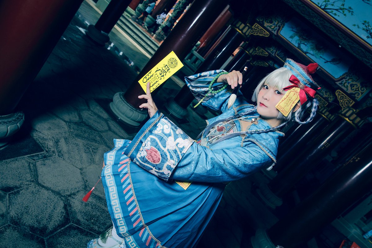 樱姬Lolita - 小殭屍
CN : 小林(璃翼林) 
Photo : 伊藤 川 Photographers 
謝謝涼面小幫手，幫忙當人體燈架，讓拍攝時間加速 
#櫻姬家 
#樱姬Lolita 
#櫻姬lolita原創設計 
#日常可愛輕lo裙洋裝 
#小殭屍