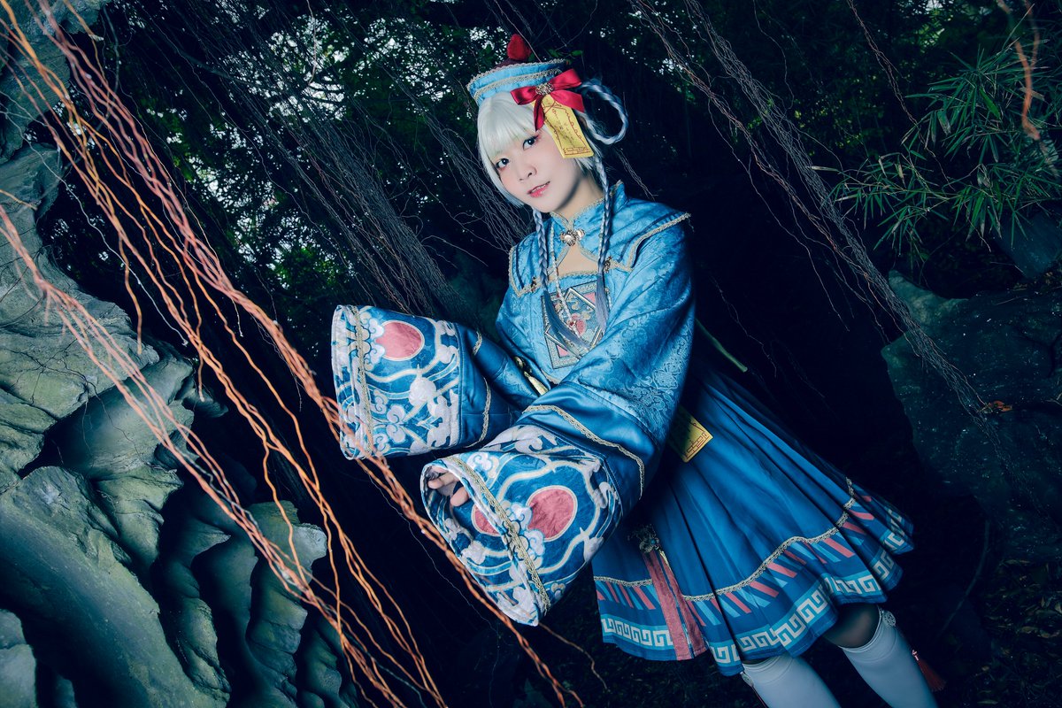 樱姬Lolita - 小殭屍
CN : 小林(璃翼林) 
Photo : 伊藤 川 Photographers 
謝謝涼面小幫手，幫忙當人體燈架，讓拍攝時間加速 
#櫻姬家 
#樱姬Lolita 
#櫻姬lolita原創設計 
#日常可愛輕lo裙洋裝 
#小殭屍