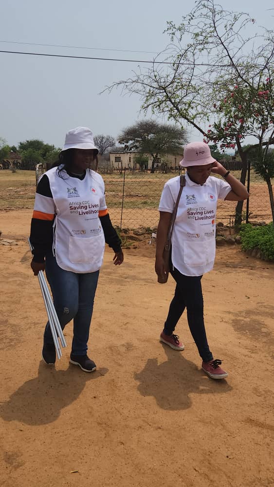 AfricaCDC's tweet photo. #SavingLivesLivelihoods programme implementation , Botswana Red Cross Society engaging with community leaders to understand community dynamics around #COVID19Vaccination in the communities.
#NewPublicHealthOrder #AfricaResponds #SavingLives #SavingLivelihoods https://t.co/lnrcP8aZPJ