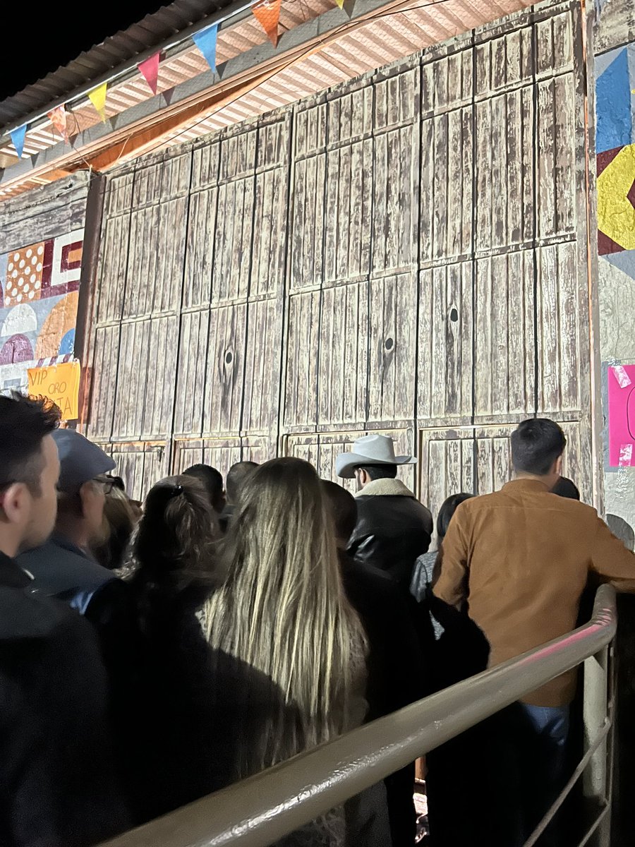 IvetteAnderson's tweet photo. @julionalvarez  tu palenque en Chihuahua todo una desilusión, con boletos comprados y no nos dejaron entrar, mas de mil personas nos quedamos afuera. https://t.co/XU91jHUDeG