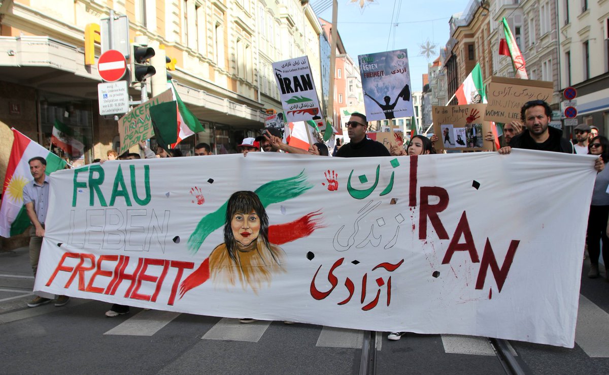 mesut_onay's tweet photo. Jin jiyan azadi! 
#Frauenlebenfreiheit #international #Solidarity #ibktwit #intirol https://t.co/LrcILhPA8G