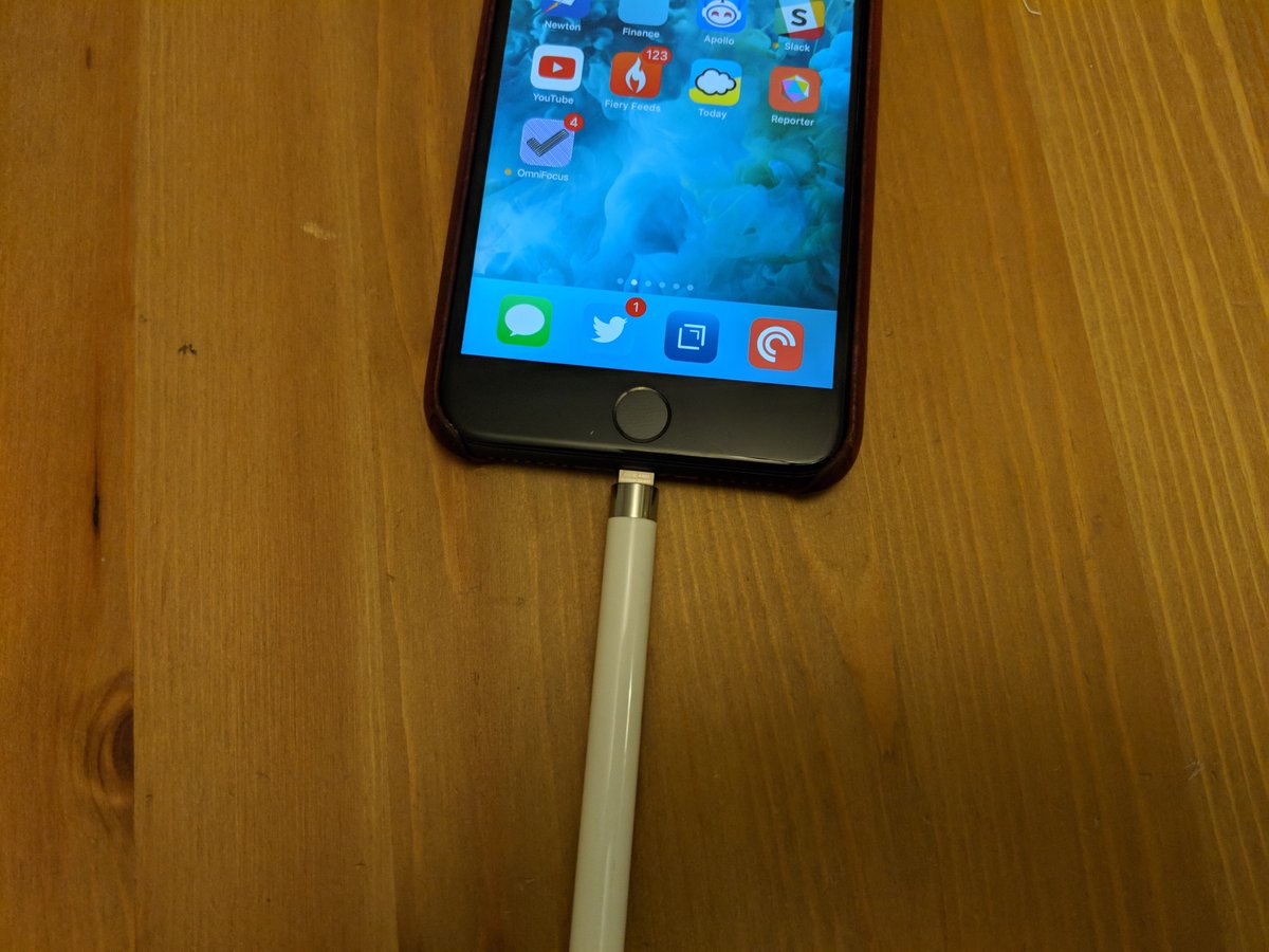 appltrack's tweet image. APPLE FACT ‼️ You can charge the first-generation Apple Pencil with an iPhone 😳