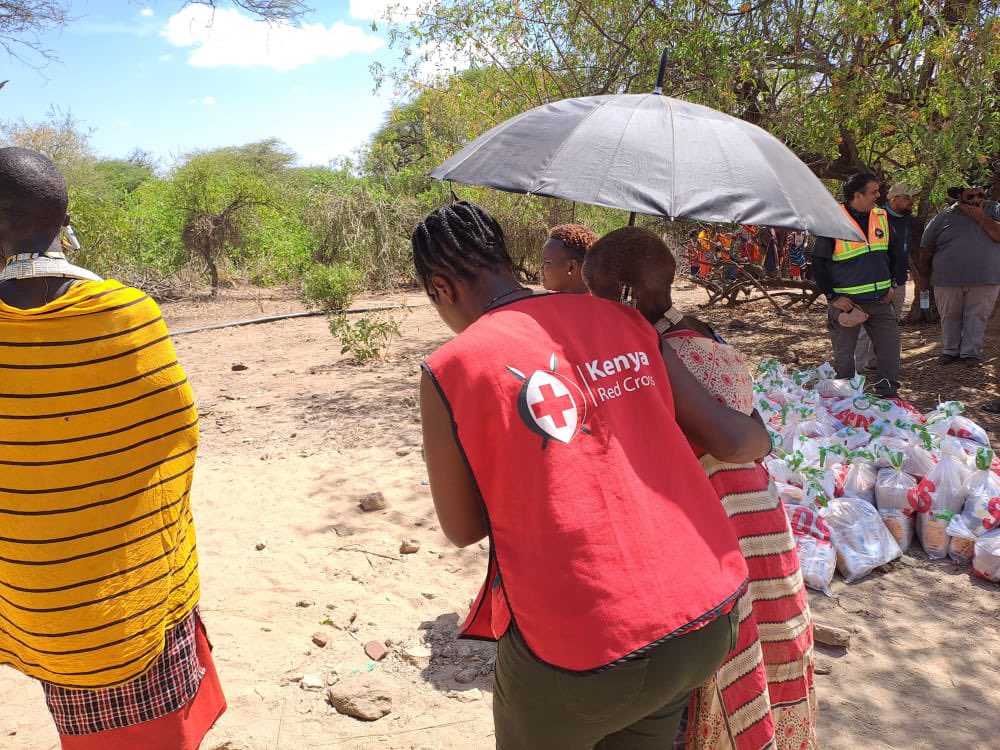 A registration exercise had been conducted earlier on by @KenyaRedCross volunteers from #Kajiado County. Mr. Lalli Pallan, our @Krcs_NRbBranch chair joined the food distribution.