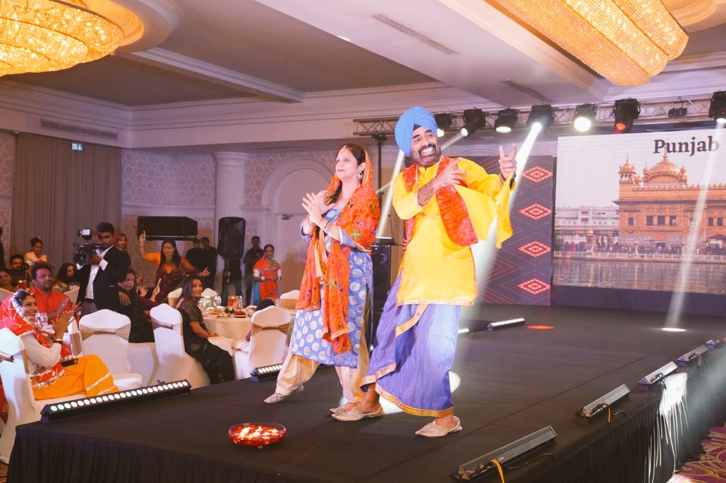 IndiainSL's tweet photo. Colombo continues to celebrate the joy and light of #Deepavali 🪔.  Organized by @ColomboExpats,  the special occasion,graced by H.E President @RW_UNP and High Commissioner,was made even more memorable by guests dressed in traditional attires of various #Indian states and #lka.1/ https://t.co/i5klVarWx5