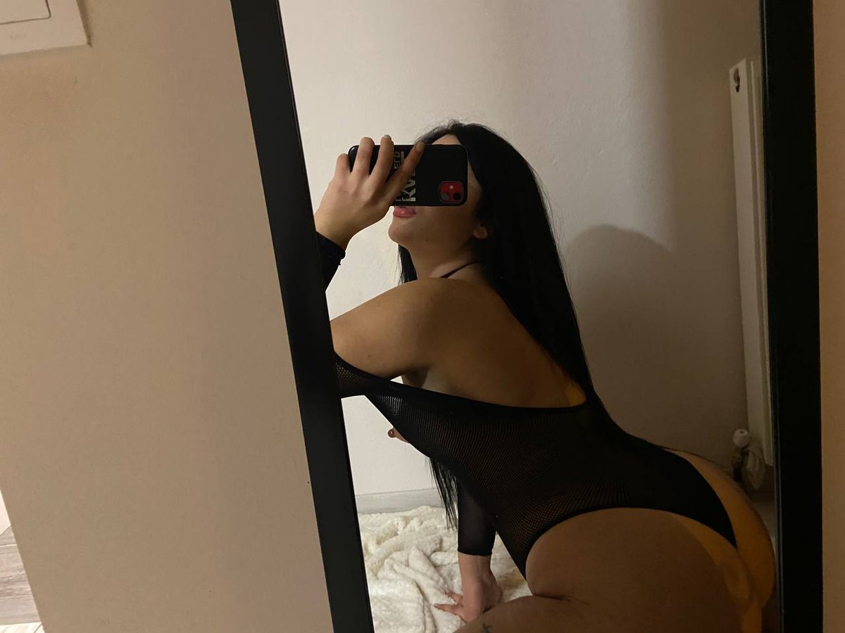 AliceFindom_'s tweet image. Repost my sexy pic 😊