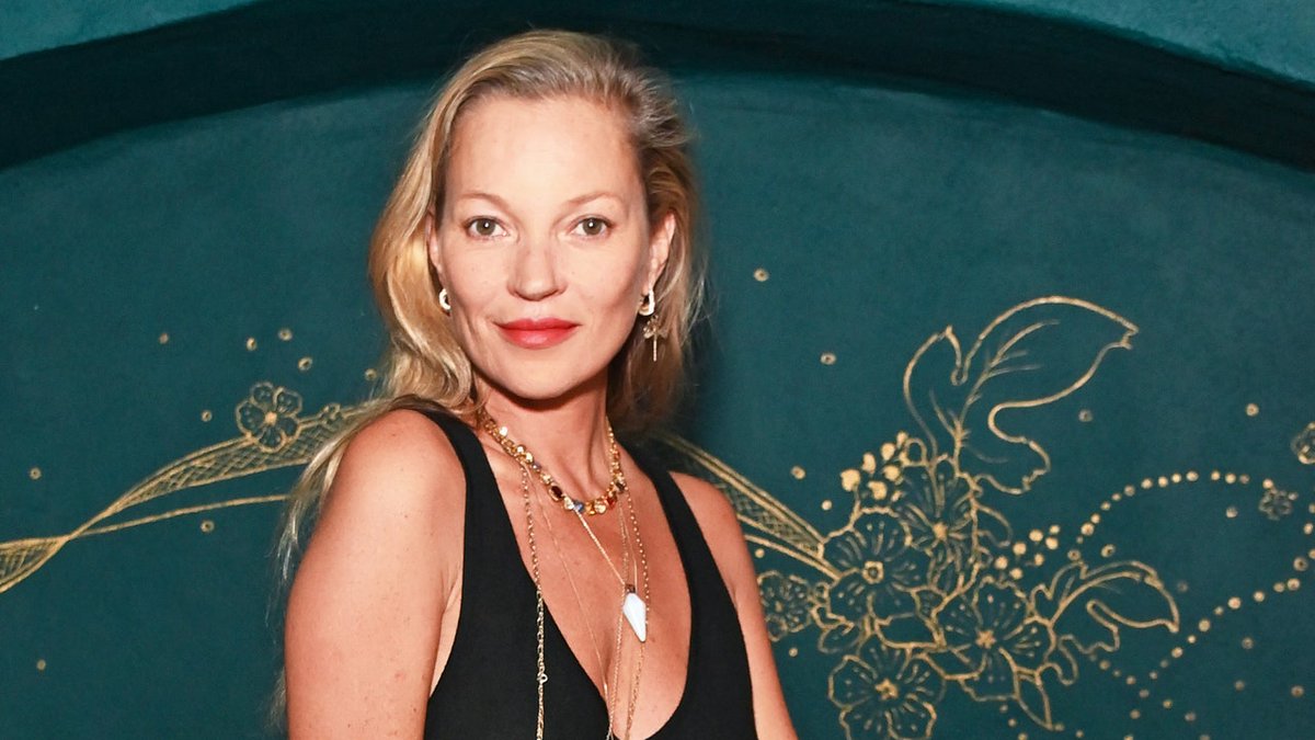 fsmnsr's tweet image. Call Kate Moss’s Purple Velvet Maxi Wellness Chic — British Vogue — Denim maxi skirts might be enjoying a moment, but forever style plate Kate Moss is not about to get swept up in the trend cycle. vogue.co.uk/news/article/k……… #CallKate