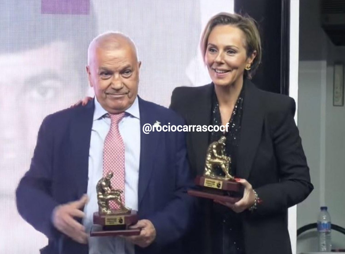 rociocarrascocf's tweet photo. ¡¡Buenos días Carrasquistas!! Ayer, Rocío Carrasco recogió un premio que se lo dió la Federación Española de Boxeo por la trayectoria de su padre, Pedro Carrasco. ¡¡Cómo me alegro!! 🏆

📸 Foto cedida por cdf.rocarrasco. 💗

#RocíoCarrasco #PedroCarrasco #ApoyoRocío30O https://t.co/qM5TvYgkVn