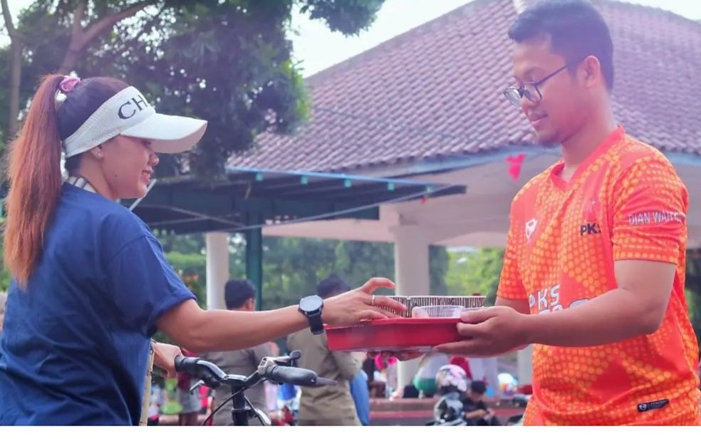 gugun3b's tweet photo. Cie cie saling menatap 😊 ehhh maksudnya menatap minuman ya  gratis pasti dong si ibunya mau #PKSMenyapa https://t.co/7QI5eEhqVe