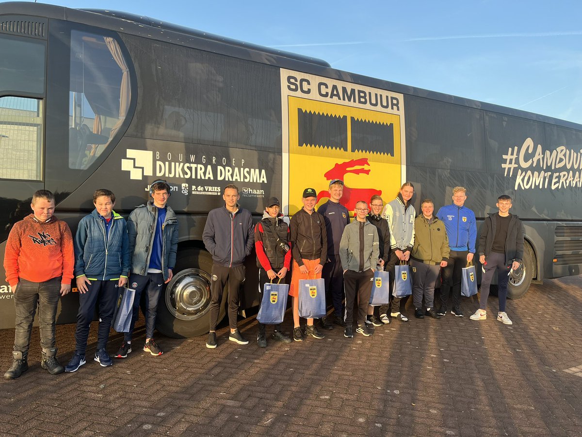 CambuurVerbindt's tweet photo. Klaar voor vertrek naar @excelsiorrdam  met ons @SCCambuurLwd #BijzondereEredivisie team 💛💙💪🏼@rocfriesepoort @GTeamBlauwWit34 https://t.co/uKqx5Jj3qk