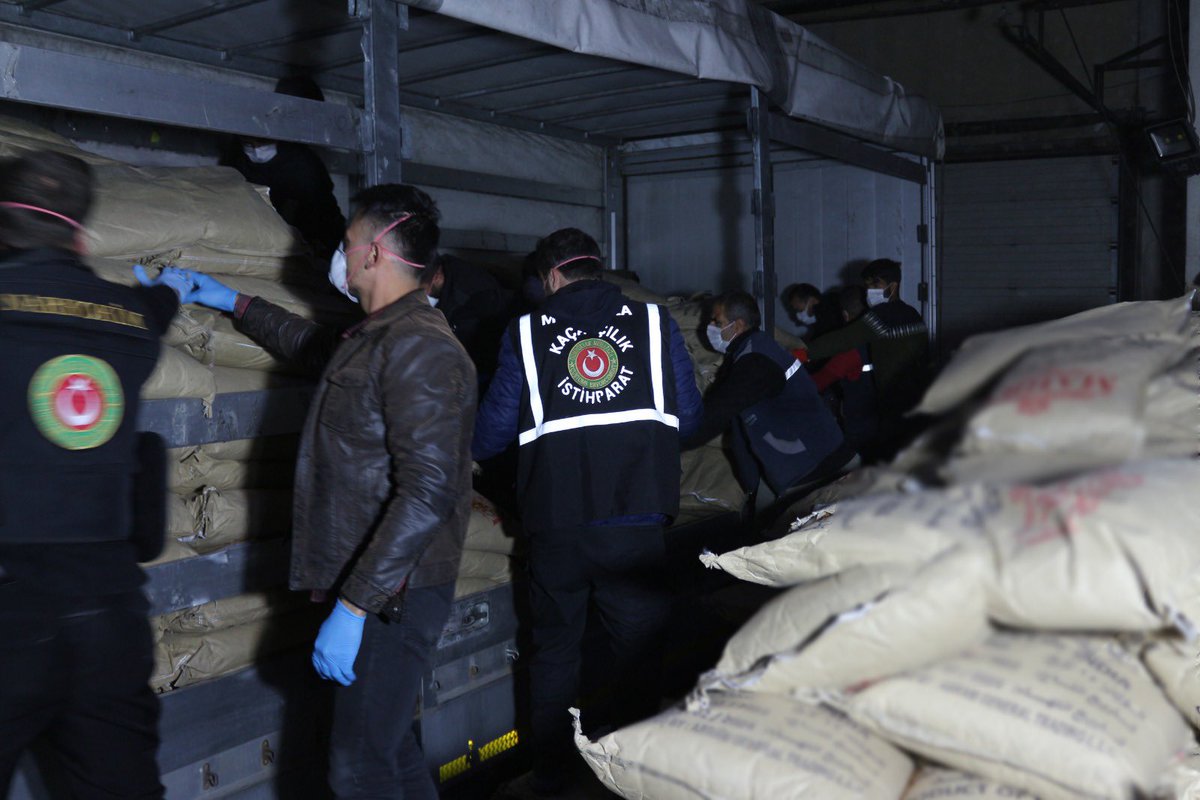 Ticaret Bakanlığımıza bağlı Gümrük Muhafaza Ekiplerinin Gürbulak Gümrük Kapısında yaptığı operasyonda İran'dan Avusturya'ya transit giden bir tırda 285 kg'ı eroin; toplam 305 kg uyuşturucu ele geçirildi. 

Bu başarılı operasyonda emeği geçen tüm personellerimizi tebrik ediyorum.