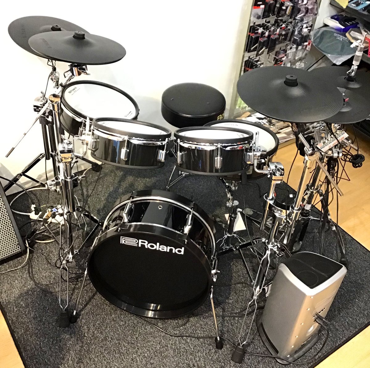 drum_key_shin's tweet photo. Roland VADシリーズ『VAD307』好評展示中です！🥁
オリジナルの薄胴パッドを採用した、アコースティックドラムの見た目かつコンパクトなこちらのモデルは人気音源『TD-17』を採用！⚡️
演奏性と機能性、見た目のバランスが取れたオススメモデルです😆
ぜひ一度お試しください👌 https://t.co/1RdUdb5Xtp