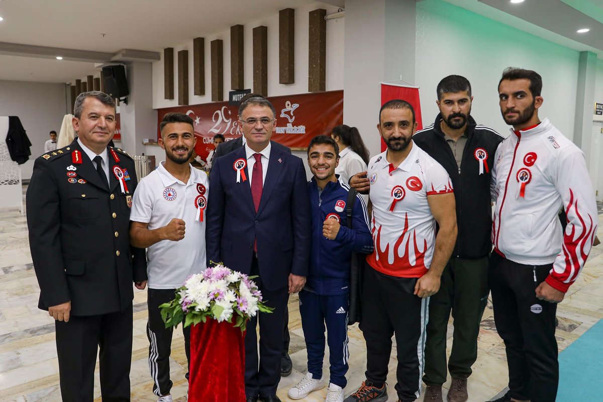 29 Ekim Cumhuriyet Resepsiyonu  Van valimiz ve milli sporcularımızla bir kare