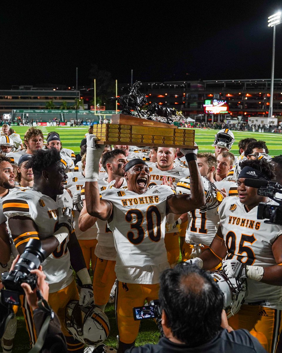 wyo_football's tweet photo. Bringing a souvenir back from our trip 🏆 https://t.co/1PMiDo9uXQ