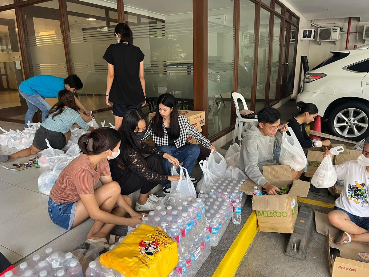 angatbuhay_ph's tweet photo. Anuman ang unos nakahanda ang ating volunteers para mag #AngatBayanihan! 🫶🏼

Hinahanda na ng Paghimud-os Negros ang mga relief packs na ipapamahagi sa mga residente ng Cauayan, Negros Occidental na tinamaan ng bagyong #PaengPH. https://t.co/fqKCaiCbRW