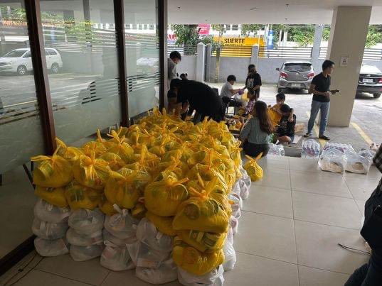 angatbuhay_ph's tweet photo. Anuman ang unos nakahanda ang ating volunteers para mag #AngatBayanihan! 🫶🏼

Hinahanda na ng Paghimud-os Negros ang mga relief packs na ipapamahagi sa mga residente ng Cauayan, Negros Occidental na tinamaan ng bagyong #PaengPH. https://t.co/fqKCaiCbRW