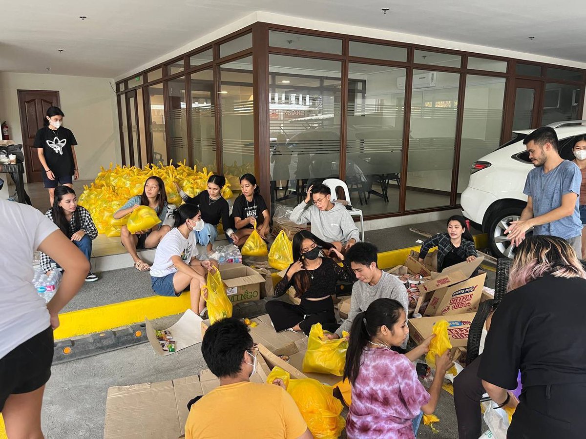 angatbuhay_ph's tweet photo. Anuman ang unos nakahanda ang ating volunteers para mag #AngatBayanihan! 🫶🏼

Hinahanda na ng Paghimud-os Negros ang mga relief packs na ipapamahagi sa mga residente ng Cauayan, Negros Occidental na tinamaan ng bagyong #PaengPH. https://t.co/fqKCaiCbRW
