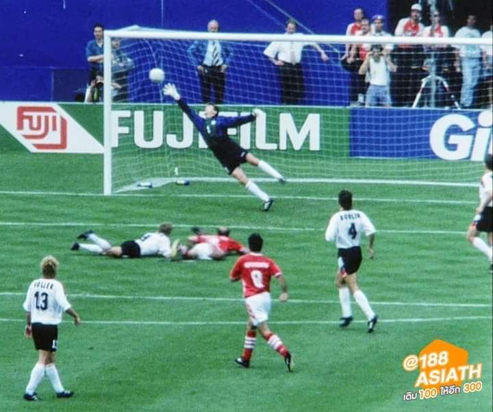 حتى بعد تأخرهم بهدف أول من ضربة جزاء وكان عكس سير المباراة وكنت متوقع أن يحدثها الجيل التاريخى ويزيح ذلك المنتخب الكبير.
1-إذكر المباراة وفى أى وقت؟ 
2- إذكر الثلاث أشخاص فى اللقطه تحديداً اللاعب صاحب الهدف,حارس المرمى,لاعب الفريق الآخر المشترك فى اللعبه؟