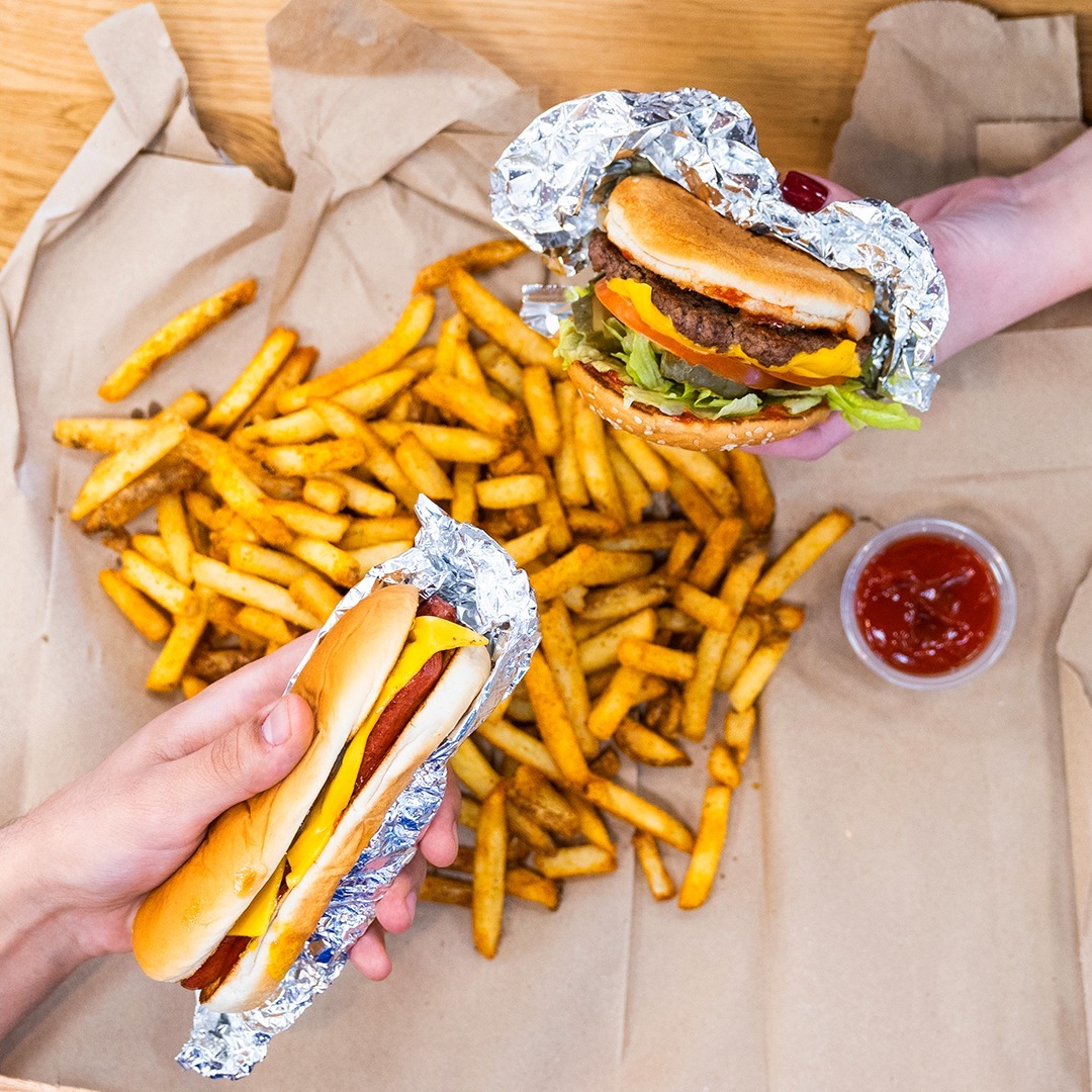 Like si eres más de burger 🍔  RT si eres más de perrito 🌭 ¿Quién ganará? 🔥 

#5Guys #FivegGuys #perrito #burger