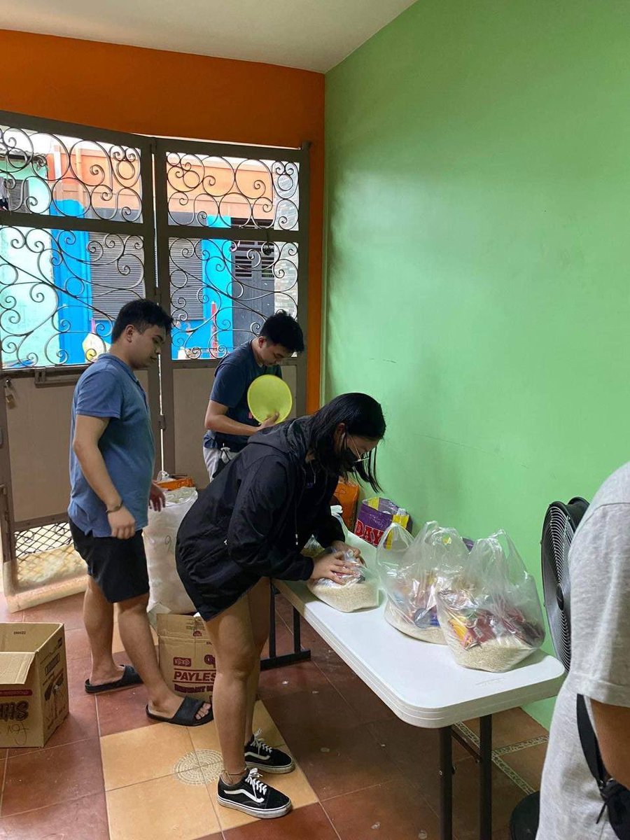 angatbuhay_ph's tweet photo. Walang humpay ang pagtulong ng ating volunteers sa kabila ng pananalasa ng bagyong #PaengPH! 💪🏼

Patuloy ang pagpa-pack ng ating volunteers mula sa Angat Taytay at Angat Kabataan para sa food packs na ipamimigay sa mga apektadong residente ng Taytay, Rizal. https://t.co/l1XebDKIJP