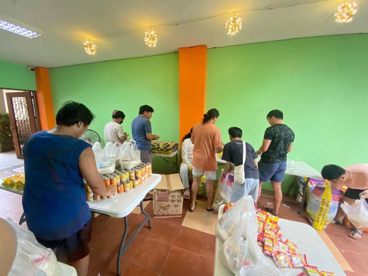 angatbuhay_ph's tweet photo. Walang humpay ang pagtulong ng ating volunteers sa kabila ng pananalasa ng bagyong #PaengPH! 💪🏼

Patuloy ang pagpa-pack ng ating volunteers mula sa Angat Taytay at Angat Kabataan para sa food packs na ipamimigay sa mga apektadong residente ng Taytay, Rizal. https://t.co/l1XebDKIJP
