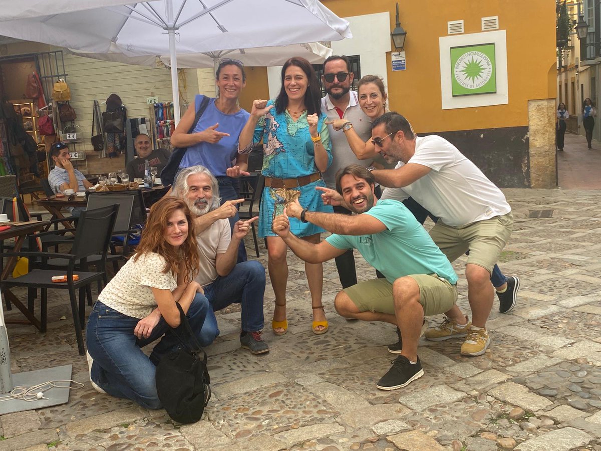 ANAISABELGONZL2's tweet photo. ¿A quiénes se les ocurre ver a una mujer con un vestido del #mapa del mundo y pedirle una foto conjunta?
A los amantes de los #mapas los #topografos 🤣😍
Pero qué risas nos echamos #sevilla y su encanto especial
El cartel del próximo #Topcart
#Topografiamasquemedir for ever https://t.co/TiVR7oxyMh