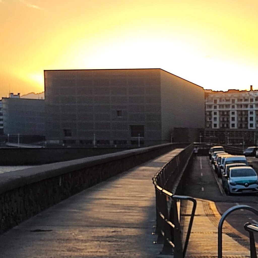 Alguien quiere salir por ahí atrás… egun On!
Amanece en #donostia una hora antes 😅
#amanecerSS #kursaal instagr.am/p/CkVF4u0tc3E/