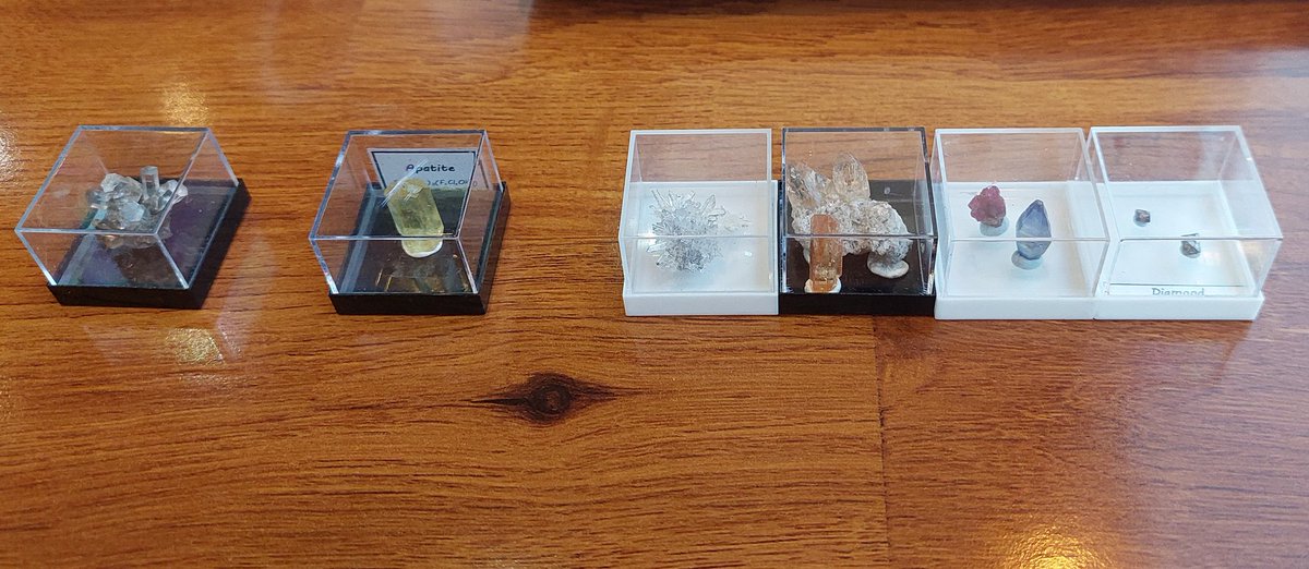 GeeksCrystal's tweet image. 외출돌들 보다가 문득 모스경도계 꽤 되겠는데 싶어서 정렬시켜봤는데 흔한 플루도 없고 장석류도 없네 경도 2의 집섬이랑 1 활석만 모으면 완성인데 은근히 보이지 않는 활석 결정이 문제