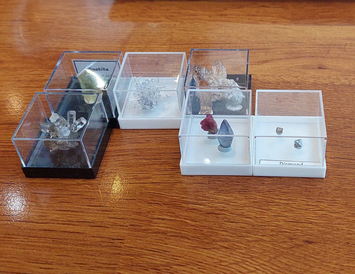 GeeksCrystal's tweet image. 외출돌들 보다가 문득 모스경도계 꽤 되겠는데 싶어서 정렬시켜봤는데 흔한 플루도 없고 장석류도 없네 경도 2의 집섬이랑 1 활석만 모으면 완성인데 은근히 보이지 않는 활석 결정이 문제