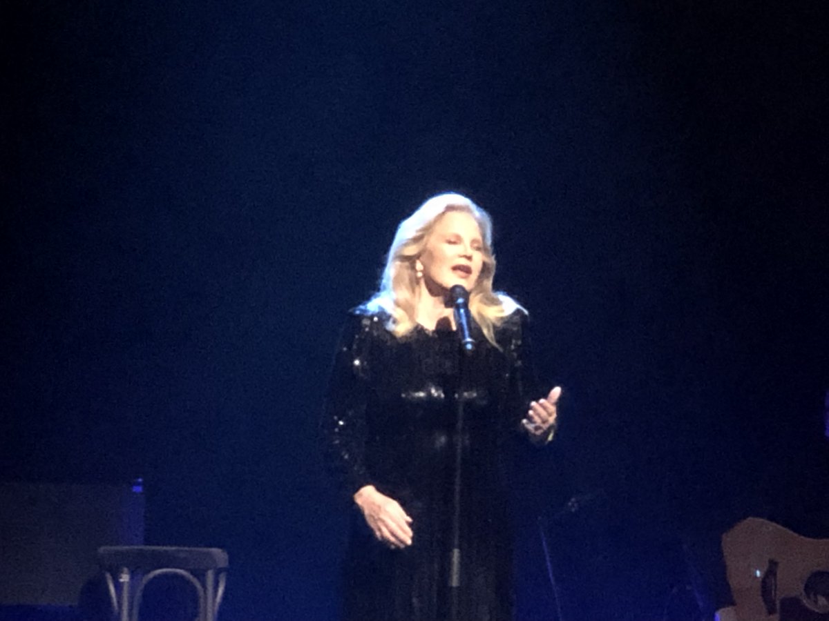 JeuxCooperatifs's tweet image. Nous avons eu plaisir à pousser la #chansonnette avec @Sylvie Vartan de passage à #Genève pour sa tournée pour ses 60 ans de #carrière« LE #RÉCITAL »
youtu.be/Jf8114CYDFA