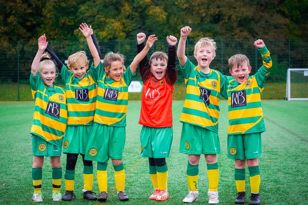 JuniorLinnets's tweet photo. Our Linnets U8s Pumas looking fantastic in their new kit! 💛💚
Big thank you to Regent Barbers for the sponsor! ⚽️⚽️
#thankyouforyoursupport #supportlocal #proud #LinnetsJFC https://t.co/4Za9Yq4r7Q