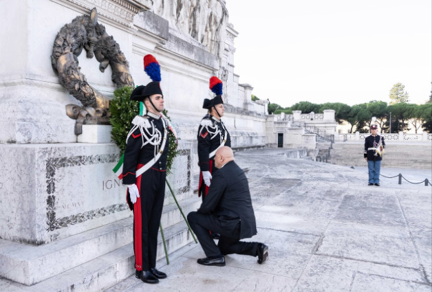 SI SONO INGINOCCHIATI IN TANTI.
PER ALTRO.
E NON STIAMO QUI A RAMMENTARLO.
MA MAI UN #MINISTRO DAVANTI AL #MILITEIGNOTO

E la forma è sostanza.
E quell'omaggio ai caduti #militari #italiani di tutte le guerre, alla #Patria, ci riempie di orgoglio.
Grazie ministro @GuidoCrosetto.