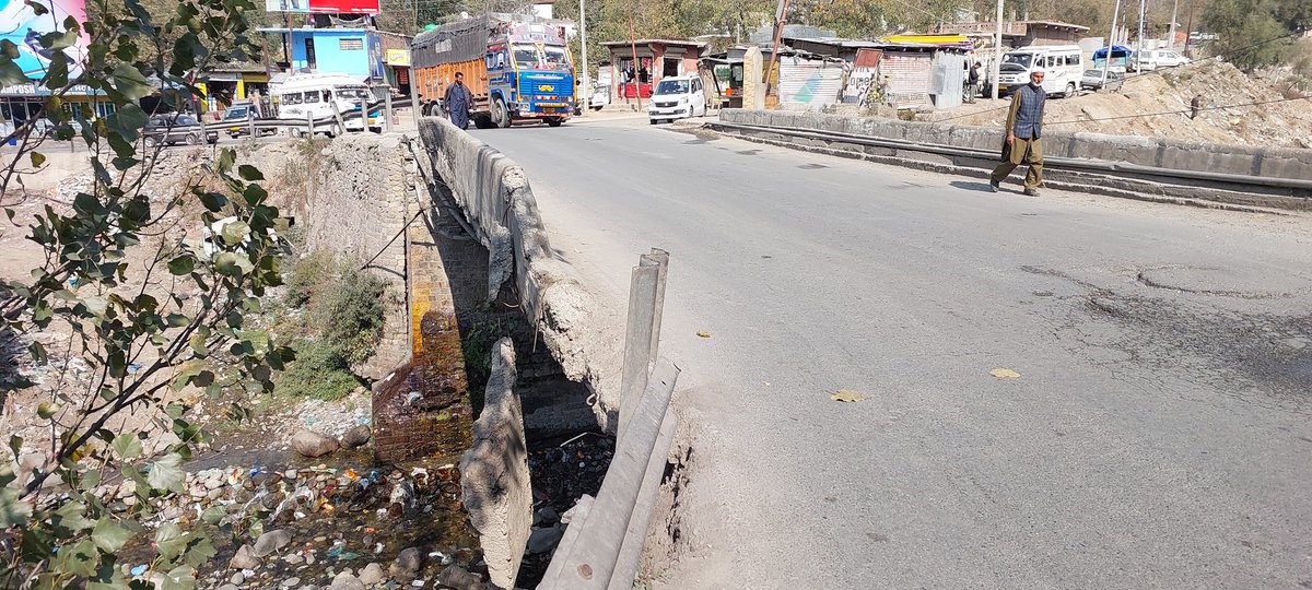 owais_wanii's tweet photo. This is condition of national highway near kharpora-gund-adalkote bridge where hundreds of school going children walk by foot amid heavy trafficon daily basis there is no footpath.Request to district adminstration to take serious note of it so save  the lives of children/citizens https://t.co/ZkhvLJ8ntl