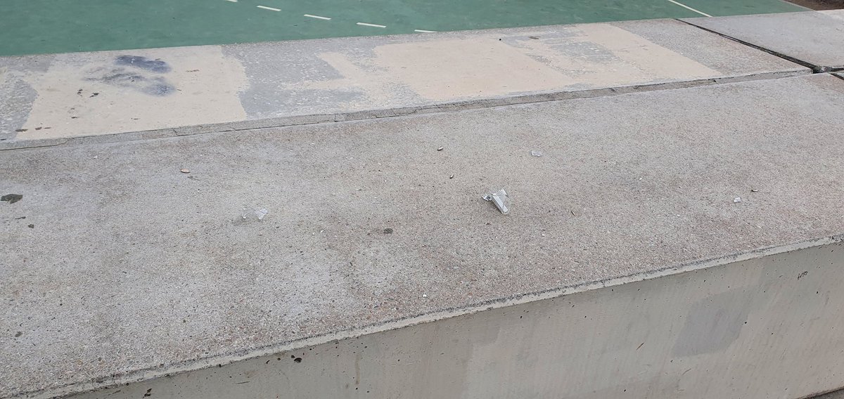 osccajet's tweet photo. @jordimirboix @ajcabrerademar O posem frè a aquests actes a la pista poliesportiva del Plà o ho lamentarem quan arribi la canalla...brossa, llaunes vidres trencats. https://t.co/XAMbbtOBDH