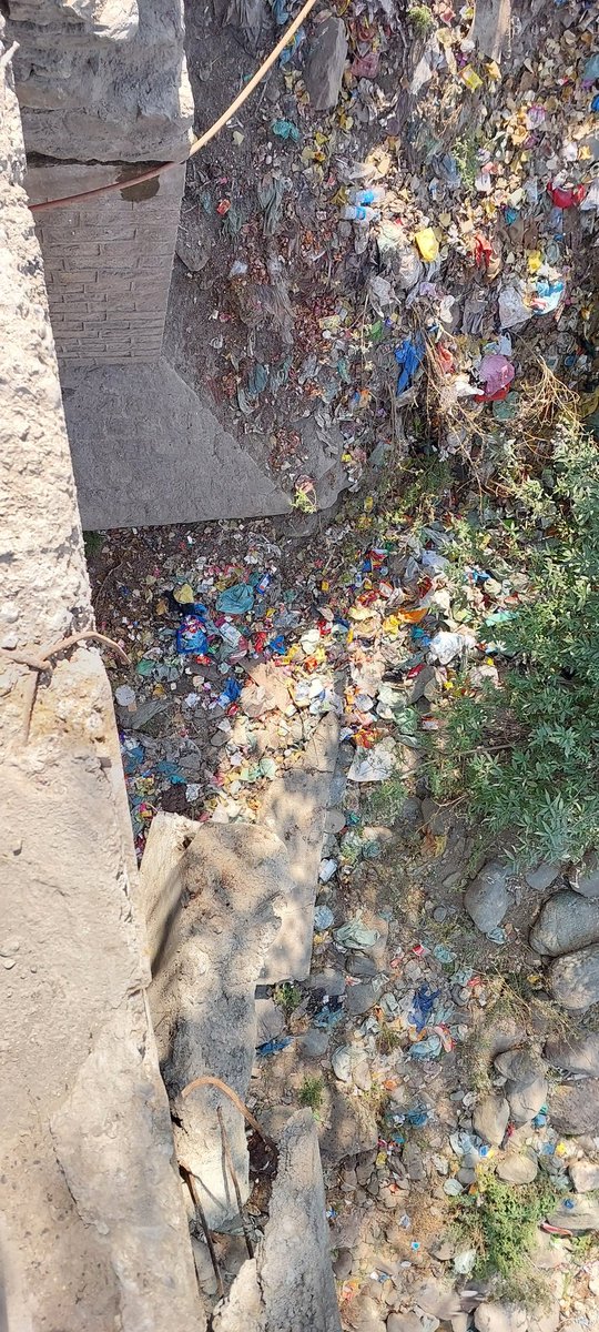 owais_wanii's tweet photo. This is condition of national highway near kharpora-gund-adalkote bridge where hundreds of school going children walk by foot amid heavy trafficon daily basis there is no footpath.Request to district adminstration to take serious note of it so save  the lives of children/citizens https://t.co/ZkhvLJ8ntl