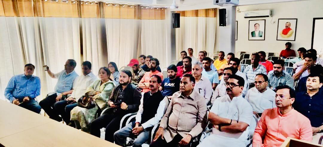 poonamgupta4bjp's tweet photo. आज नई दिल्ली जिला कार्यालय में माननीय संगठन महामंत्री श्रीमान@siddharthanbjp नेता विपक्ष श्रीमान @RamvirBidhuri जी प्रदेश कोषाध्यक्ष श्रीमान विष्णु मित्तल जी और ज़िला अध्यक्ष श्री@PrashantshBjp जी के साथ मन की बात कार्यक्रम सुना| #मन_की_बात https://t.co/h5fvaMVgmM