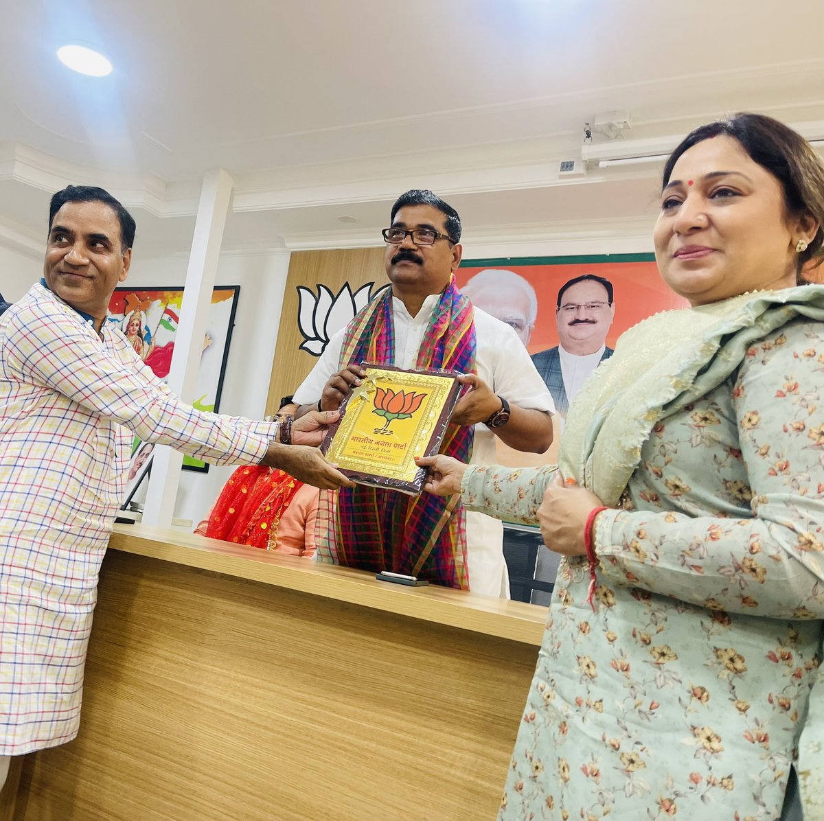 poonamgupta4bjp's tweet photo. आज नई दिल्ली जिला कार्यालय में माननीय संगठन महामंत्री श्रीमान@siddharthanbjp नेता विपक्ष श्रीमान @RamvirBidhuri जी प्रदेश कोषाध्यक्ष श्रीमान विष्णु मित्तल जी और ज़िला अध्यक्ष श्री@PrashantshBjp जी के साथ मन की बात कार्यक्रम सुना| #मन_की_बात https://t.co/h5fvaMVgmM