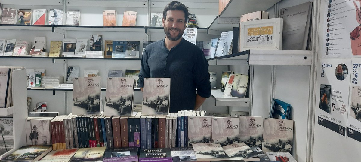 Extravertida_Ed's tweet photo. Ayer firmó también @ignacioalealde y su exquisita novela #maldemmuchos en la @FLSevilla https://t.co/0H5tBUWKKG