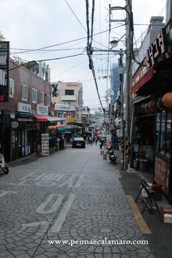 untuffoalcuore's tweet photo. #itaewon è un budello, un saliscendi stretto, stracolmo di locali, dove non ci sono vie di fuga. E' stata la 1a zona turistica speciale di #seoul. 
Un abbraccio alle famiglie colpite da questa tragedia, ai soccorritori e ai tanti ragazzi che ho visto aiutarli 🙏
#coreadelsud https://t.co/jaADVk5Z9G