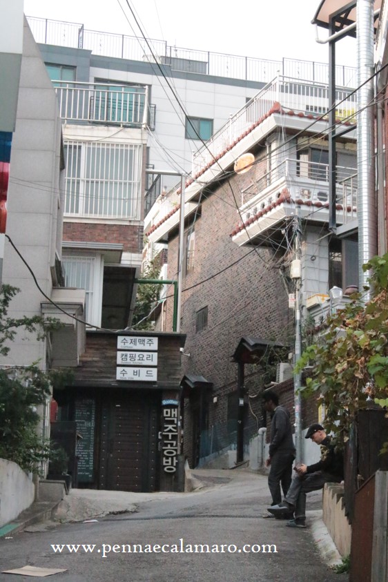 untuffoalcuore's tweet photo. #itaewon è un budello, un saliscendi stretto, stracolmo di locali, dove non ci sono vie di fuga. E' stata la 1a zona turistica speciale di #seoul. 
Un abbraccio alle famiglie colpite da questa tragedia, ai soccorritori e ai tanti ragazzi che ho visto aiutarli 🙏
#coreadelsud https://t.co/jaADVk5Z9G