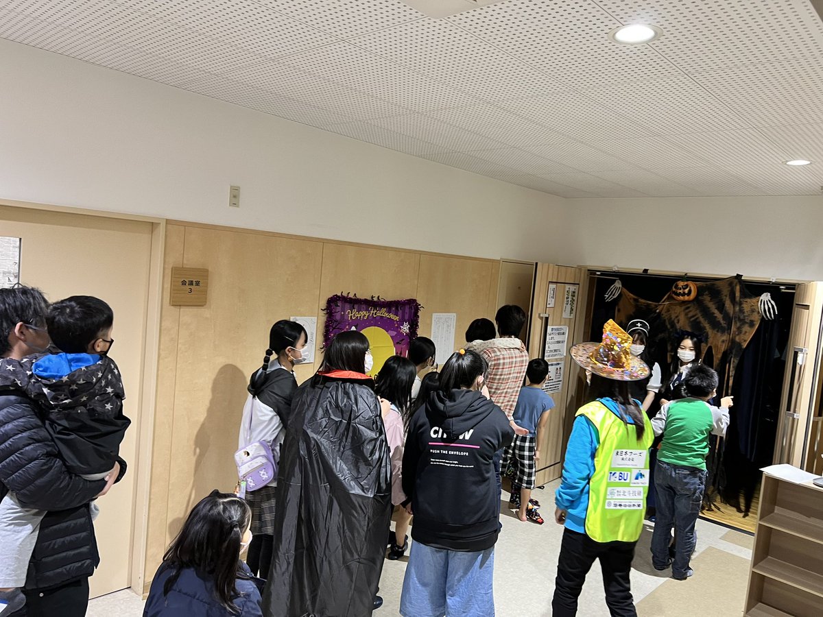 BQR089's tweet photo. 化けものフレンズ、夜の部、怖さ増量中！
【#���城県 #東松島市 】
10/30(日) #おばけ屋敷 「#化けものフレンズ」
大好評につき、大変混雑しております。
待機中は、怖い映画を鑑賞します。

最終受付20時まで。
東松島市矢本東市民センター(東松島市小松字向田198-1)

#ハロウィン https://t.co/nDDSqakUMk