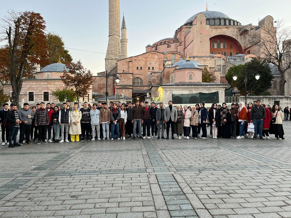 📍Ayasofya-i Kebir Camii

AK Parti Üsküdar Gençlik Kolları olarak, bu sabah misafirlerimiz <a href="/altindagakgnc/">AK Gençlik Altındağ</a> Yeni Seçmen kardeşlerimizle sabah namazında buluştuk.