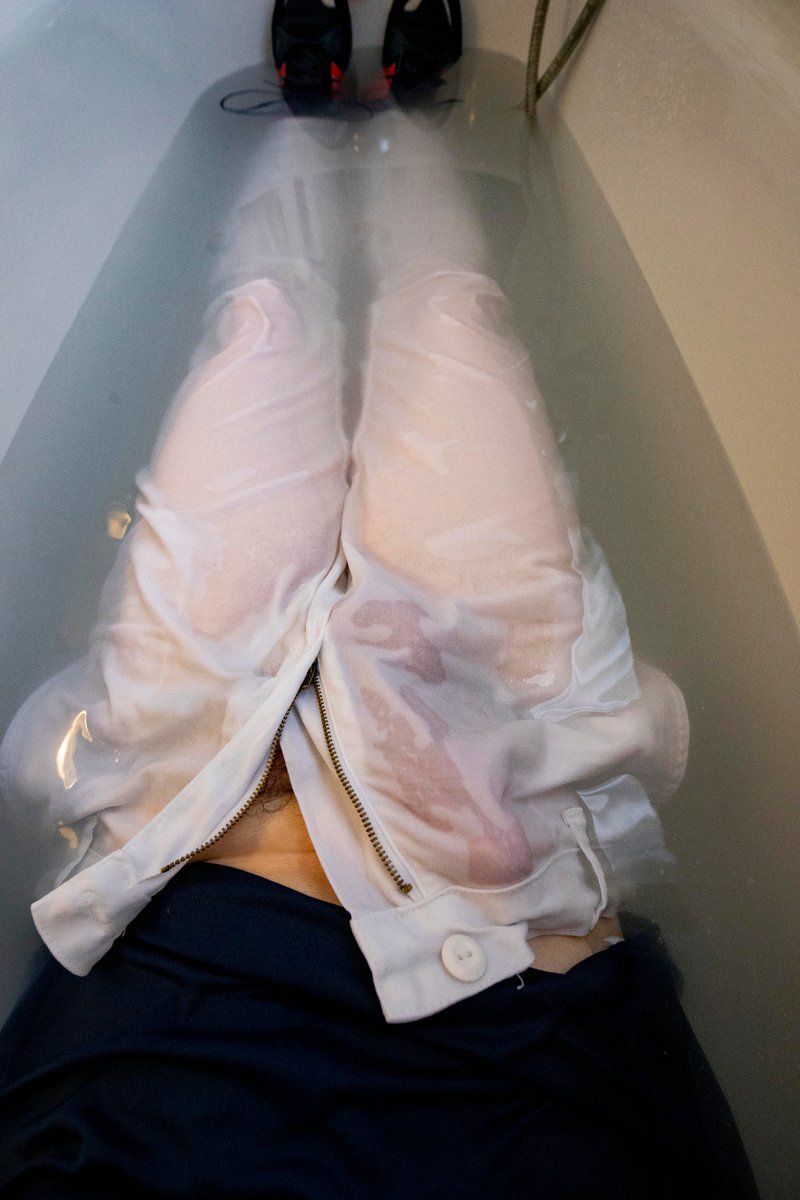 JayOberkircher's tweet photo. Bathing in white jeans https://t.co/9jkYQiMhxT