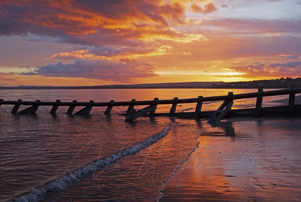 British summertime may have ended but did not stop
this stunning sunrise greeting anyone who got out of bed to visit #Portobello this morning #edinburgh #scotland #weather #sunrise