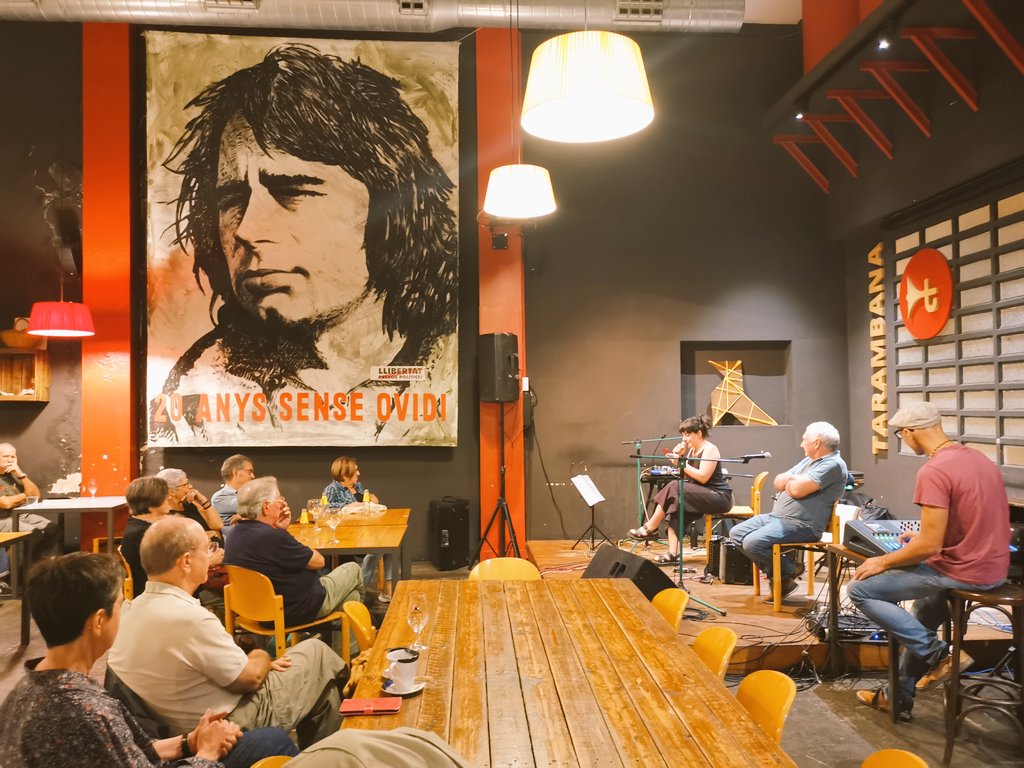 pol_lenedicions's tweet photo. Ahir al @eltarambana de Cardedeu #Sarrionandia i #InésOsinaga olatu arteko txalupa arraroa Cançons amb les que vam compartir molt més que música, molt més que paraules, molt més q l'euskera... En sortir, no hi faltaven els llibres de Joseba Sarrionandia ;)
A prop, l'#Ovidi https://t.co/Au1mzcMoGi
