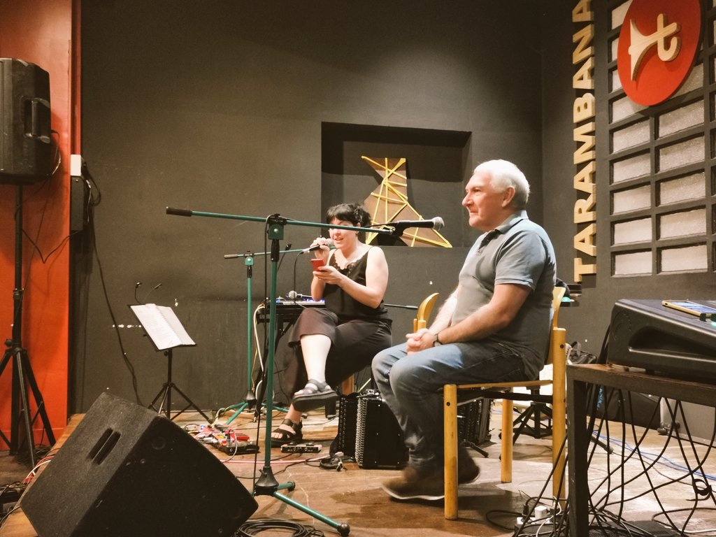 pol_lenedicions's tweet photo. Ahir al @eltarambana de Cardedeu #Sarrionandia i #InésOsinaga olatu arteko txalupa arraroa Cançons amb les que vam compartir molt més que música, molt més que paraules, molt més q l'euskera... En sortir, no hi faltaven els llibres de Joseba Sarrionandia ;)
A prop, l'#Ovidi https://t.co/Au1mzcMoGi