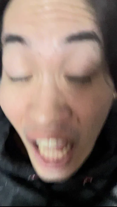布団で寝っ転がってたら顔に犬が擦り寄ってきたのでインカメにして動画を撮ろうとしたら手を滑らせiPhoneが顔面に落下し、驚いた犬はどっかにいってただiPhoneが顔面に落ちた男の動画だけが残されてしまった。悲しい。 